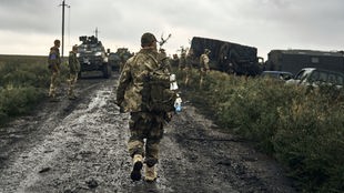 Ukrainische Soldaten stehen auf einer Landstraße in der Region Charkiw. Archivbild: 12.09.2022