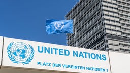 Schriftzug und Emblem der United Nations über dem Haupteingang in Bonn