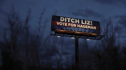 Ein Schild mit der Aufschrift "Ditch Liz - Vote for Hageman"
