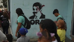 Ein Graffiti-Portrait von Nicolás Maduro auf einer Wand wurde mit einem X übermalt.