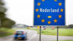 Schild mit der Aufschrift Nederland an der Grenze zwischen Niederlande und Deutschland