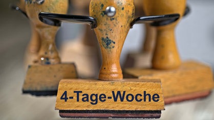 Symbolbild: Stempel mit dem Aufruck "4-Tage-Woche"