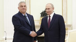 Russlands Präsident Wladimir Putin (r) hat den ungarischen Ministerpräsidenten Viktor Orban (l) im Kreml empfangen.
