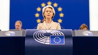 Ursula von der Leyen (CDU), Präsidentin der Europäischen Kommission, steht im Plenarsaal des Europäischen Parlaments und spricht (28.02.2024)