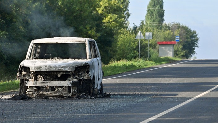 Ein ausgebranntes Auto auf der Straße in der Region Kursk nach Angriff der ukrainischen Armee. Symbolbild