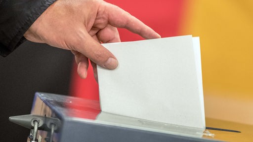 Symbolbild: Wahlurne vor einer Deutschlandfahne