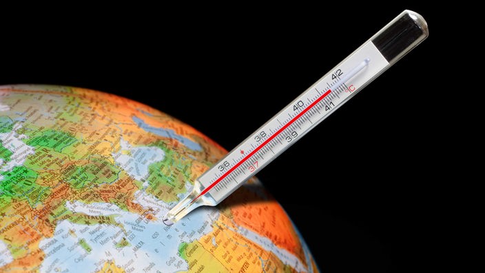 Symbolbild: Ein Thermometer in einem Globus zeigt symbolisch die Erderwärmung
