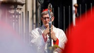 Erzbischof Rainer Maria Kardinal Woelki mit Hirtenstab beim Pontifikalamt zu Fronleichnam 2022