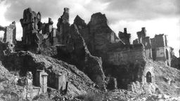 Historische Schwarz-Weiß-Fotografie: Ruinen des im Zweiten Weltkrieg zerstörten Warschaus (1945)