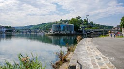 Blick entlang der Flusspromenade in Namur