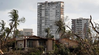 Beschädigte und von Trümmern umgebene Gebäude nach dem Hurrikan Otis in Acapulco, Mexiko, im Oktober 2023