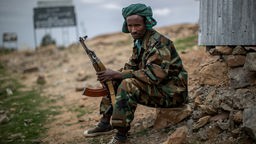 Ein Kämpfer der Tigray People's Liberation Front sitzt an einem Wachposten am Rande der Stadt Hawzen in der Region Tigray in Nordäthiopien