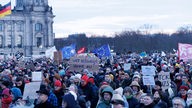 Menschen demonstrieren vor dem Bundestag in Berlin gegen Rechtsextremismus