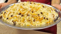 Ein Teller mit Reis, Rosinen und Möhren