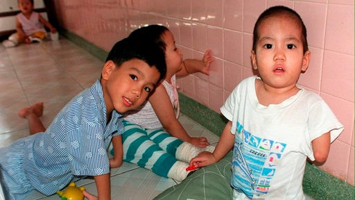 Ein kleiner Junge, der einhändig und ohne Beine zur Welt kam, spielt am 17.11.1998 mit anderen kleinen Kindern in einem Zentrum für "Agent Orange"-Opfer im Tu-Du-Hospital in Ho-Tschi-Minh-Stadt. 