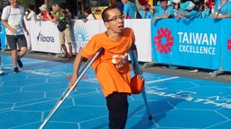 Nguyen Duc bei einem Wohltätigkeits-Marathon. Er kam offenbar aufgrund des Einsatzes vom Gift Agent Orange im Vietnamkrieg als siamesicher Zwilling zur Welt. 