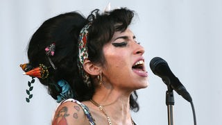 Die britische Sängerin Amy Winehouse singt während eines Auftritts. Die Sängerin mit der beeindruckenden Stimme und der Bienenkorbfrisur starb am 23. Juli 2011 im Alter von 27 Jahren an einer Alkoholvergiftung.