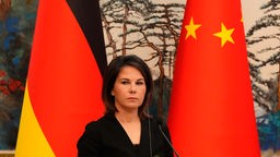 Außenministerin Annalena Baerbock wartet im Staatsgästehaus Diaoyutai während einer gemeinsamen Pressekonferenz mit dem chinesischen Außenminister Gang.
