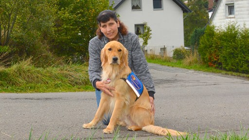 Angela Hassinger mit ihrem Hund Rumo
