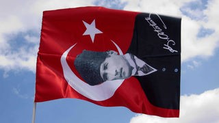 Eine Fahne mit dem Bild von Atatürk