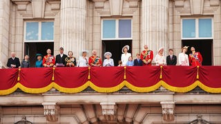 Zum Thronjubiläum der Queen steht die Königsfamilie auf dem Palast-Balkon