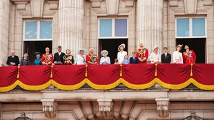 Zum Thronjubiläum der Queen steht die Königsfamilie auf dem Palast-Balkon