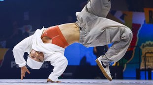 Die japanische Breakdancerin Ami Yuasa nimmt in Budapest an der Olympia-Qualifikationsserie teil und bringt ihrern Körper dabei in eine extreme Pose.