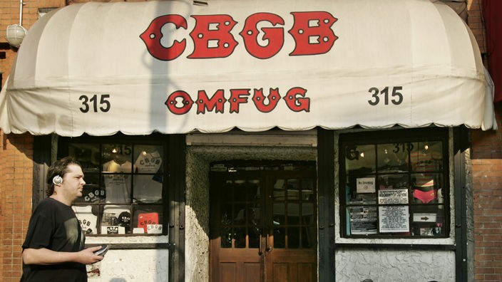 Ein Mann läuft am Eingang des Club CBGB vorbei.