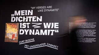 Schriftzug der Ausstellung von Curt Blochs "Het Onderwater Cabaret": "Mein Dichten ist wie Dynamit"