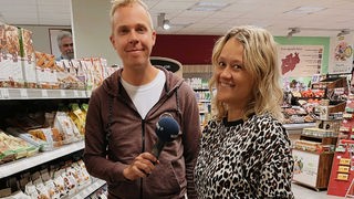 Daniel Schlipf steht mit Lisa Feller im Supermarkt