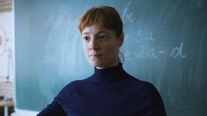 Szene aus dem Film "Das Lehrerzimmer": Die junge Lehrerin Carla Nowak (Leonie Benesch) steht vor einer Tafel