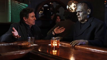 Szene aus dem Film "Death of a Ladies‘ Man": Gabriel Byrne als Samuel O'Shea und Michael Hearn als Frankenstein