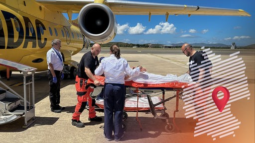 Der Ambulanz-Jet des ADAC mit dem Team, italienischen Sanitätern und einer deutschen Urlauberin am Flughafen von Alghero auf Sardinien. 