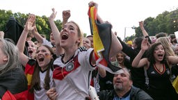 DFB-Fußballfans beim Jubel während des Public Viewings in Berlin.