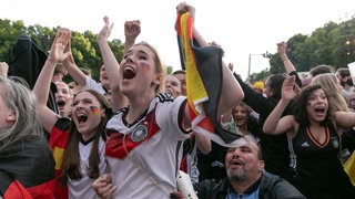 DFB-Fußballfans beim Jubel während des Public Viewings in Berlin.