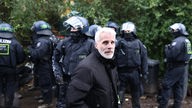 Dirk Weinspach, Polizeipräsident von Aachen, verfolgt am dritten Tag der Räumung im von Klimaaktivisten besetzten Braunkohleort Lützerath die Ereignisse
