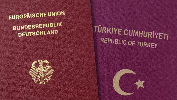 Die Reisepässe der der Bundesrepublik Deutschland und der Türkei nebeneinander.