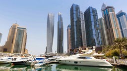 Der Yacht-Hafen mit Skyline von Dubai