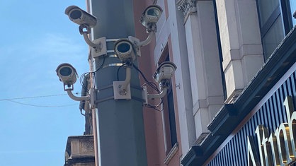 Fünf Kameras an einer Straßenlaterne in Duisburg Marxloh