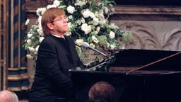 Elton John spielt in der Westminster Abbey auf der Trauerfeier für Prinzessin Diana sein Lied "Candle in the Wind"