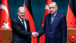 Auf einer Pressekonferenz in Ankara im März 2022 schütteln Scholz und Erdogan die Hände.