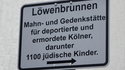 Schild am Erich Klibansky Platz in Köln, das auf die Mahn- und Gedenkstätte hinweist.
