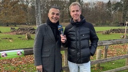 WDR 5 Reporter Daniel Schlipf (rechts) begleitet Erol Sander durch den Tierpark.