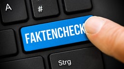 Ein FInger auf einer Tastatur mit der Aufschrift "Faktencheck"