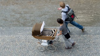 Symbolbild Familienpolitik: Eine Paar mit einem Kinderwagen
