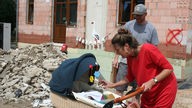 Christian und Nadine Rögels vor ihrem zerstörten Haus in Erftstadt Blessem