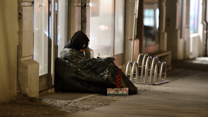 Ein Obdachloser campiert am 11.02.2014 in Berlin