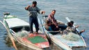 Zwei Fischerboote mit Besatzungen auf dem Nil in Kairo. 