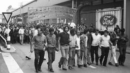 Demonstranten und Arbeiter der Ford-Werke während des Streiks Ende August 1973.