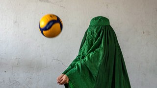 ine afghanische Volleyballspielerin agiert für ein Foto. Die herrschenden Taliban haben Frauen nicht nur den Sport verboten, sondern sie auch von den meisten Schulen und vielen Arbeitsbereichen ausgeschlossen.